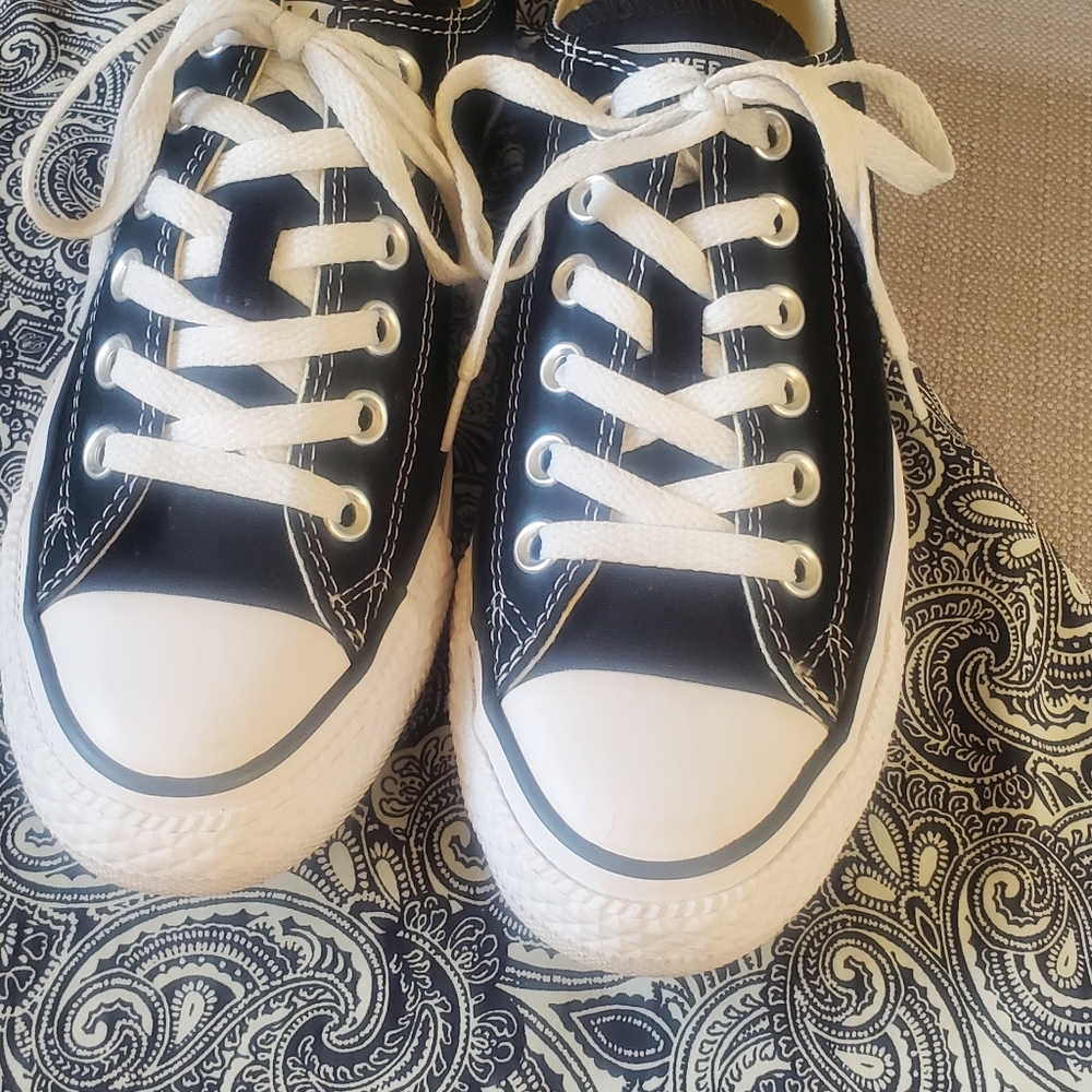 Converse Sneaker - Picture 2 of 8